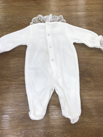 Tutina Nanan intera con polsini rifiniti con pizzo applicato al colletto con logo brillantinato