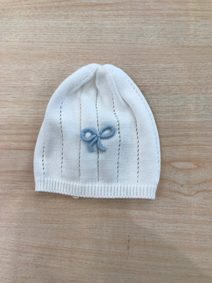Cappello Bebè di Almy in filo bianco con fiocchetto celeste ricamato sul davanti