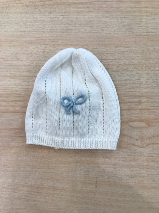 Cappello Bebè di Almy in filo bianco con fiocchetto celeste ricamato sul davanti