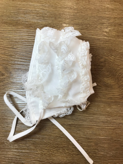 Cuffia Pure panna completamente ricoperta da pizzo con laccio sotto collo