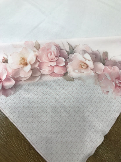 Coordinato Sofija in caldo cotone rosa mussola con cappellino e tutina intera decorati da camelie