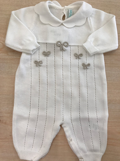 Tutina Bebè di Almy in filo bianco colletto smerlato con fiocchetti tortora in rilievo