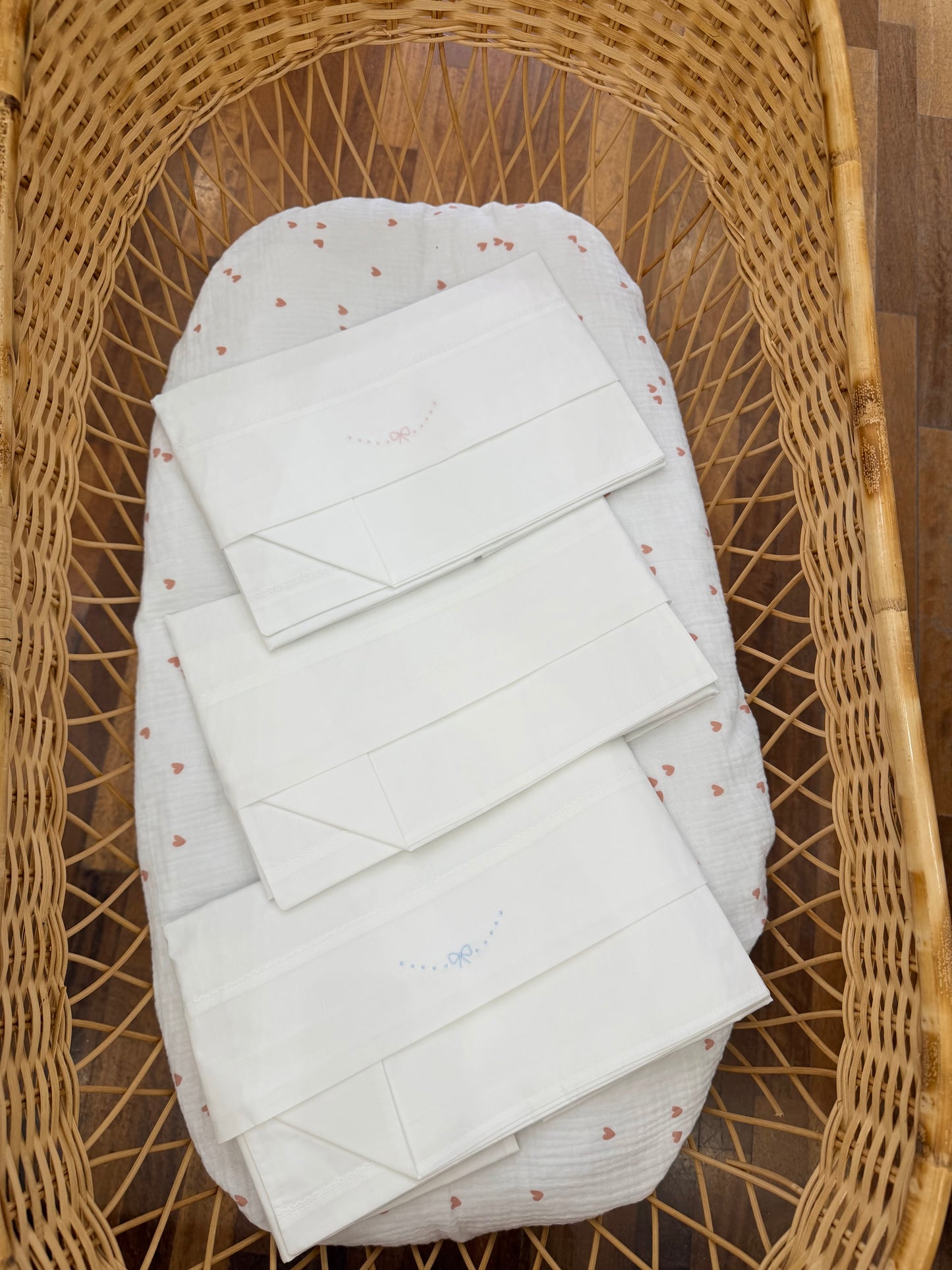 Coordinato lenzuola bianche con piccoli pois e fiocchetti ricamati