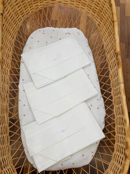 Coordinato lenzuola bianche con piccoli pois e fiocchetti ricamati
