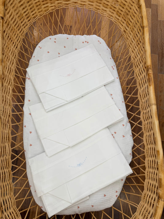 Coordinato lenzuola bianche con piccoli pois e fiocchetti ricamati