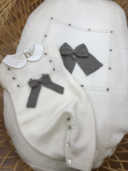 Coordinato Baby Lord in lana panna e tortora con pois e fiocchi
