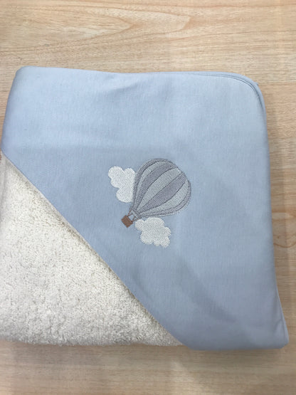 Accappatoio Baby Gi in spugna panna con triangolo celeste polvere con mongolfiera ricamata sul davanti