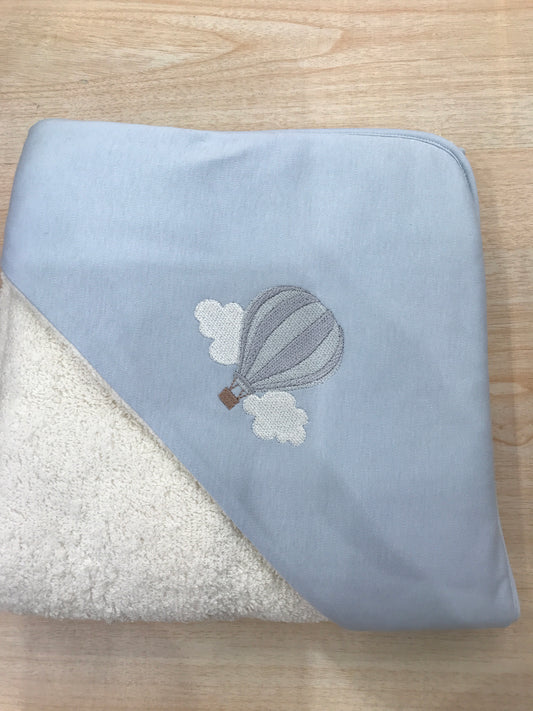 Accappatoio Baby Gi in spugna panna con triangolo celeste polvere con mongolfiera ricamata sul davanti