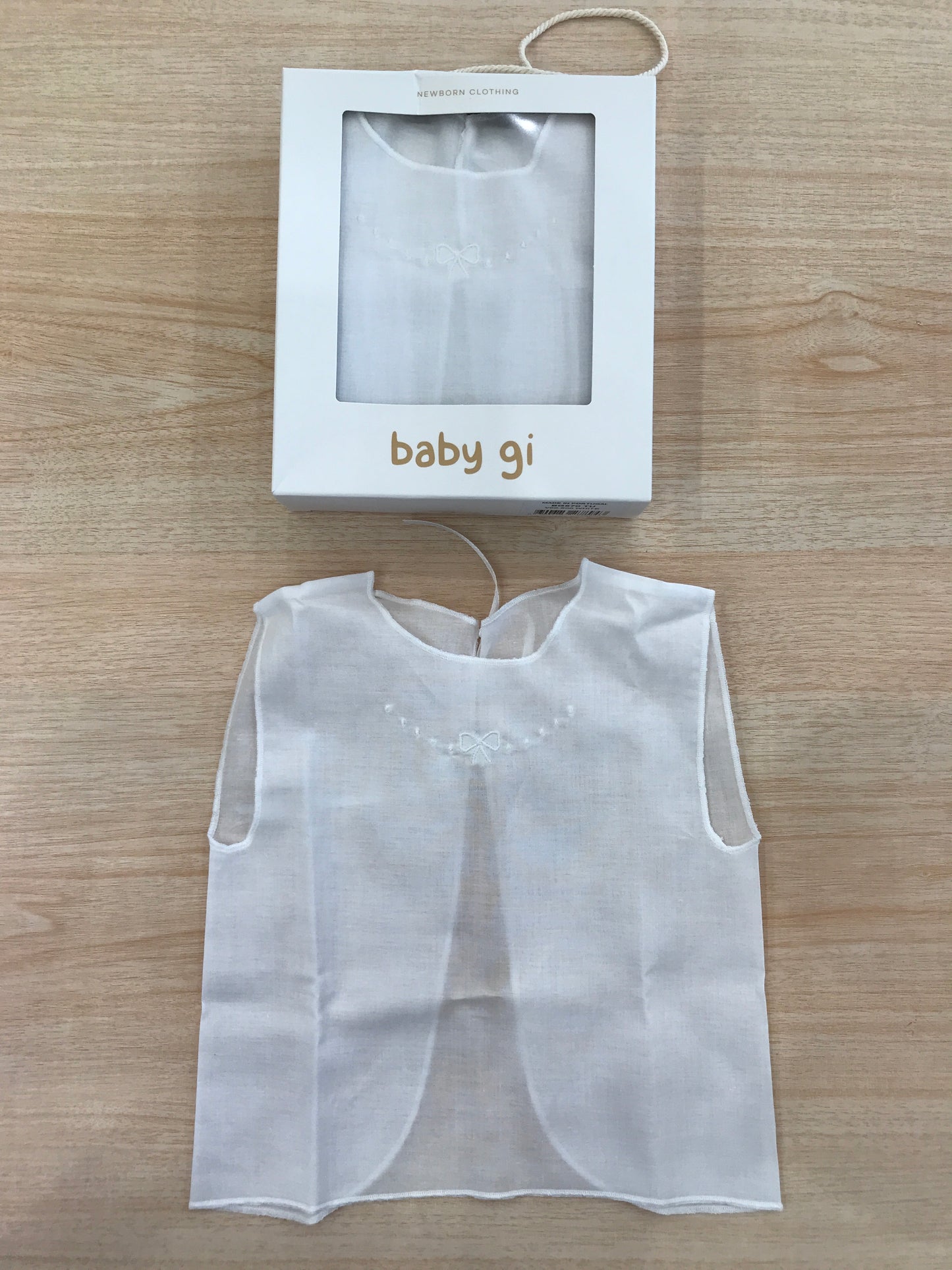 Camicino Baby gi in cotone bianco smanicato con pois e fiocchetto bianco ricamato sul davanti