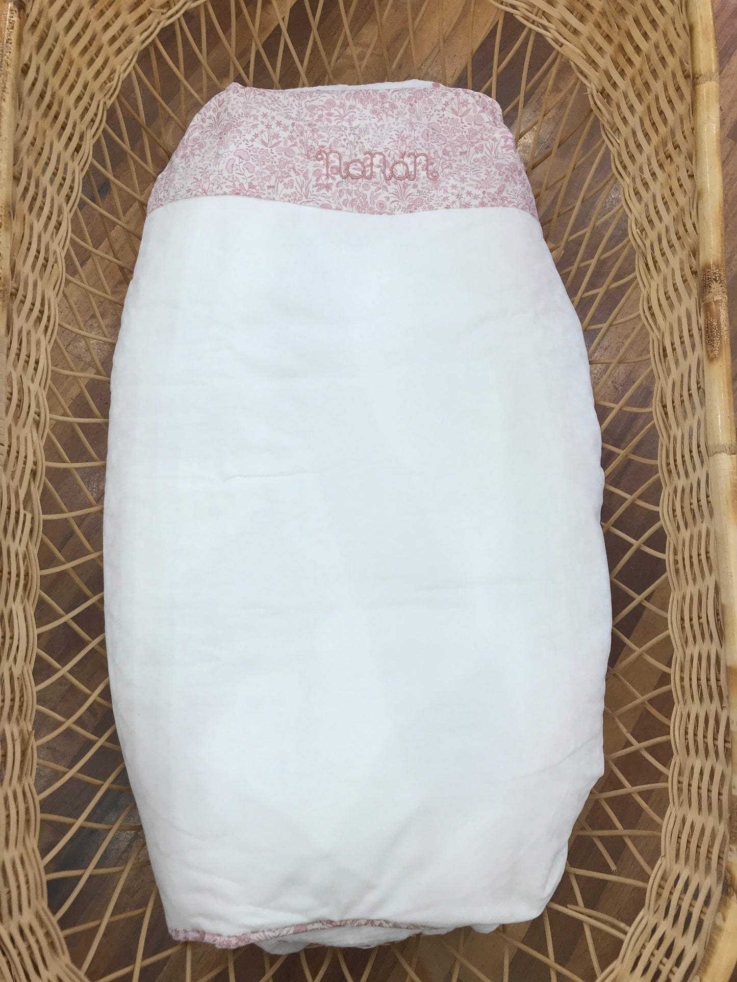 Coperta Nanan in caldo cotone bianco con bordo con rusche a fiori