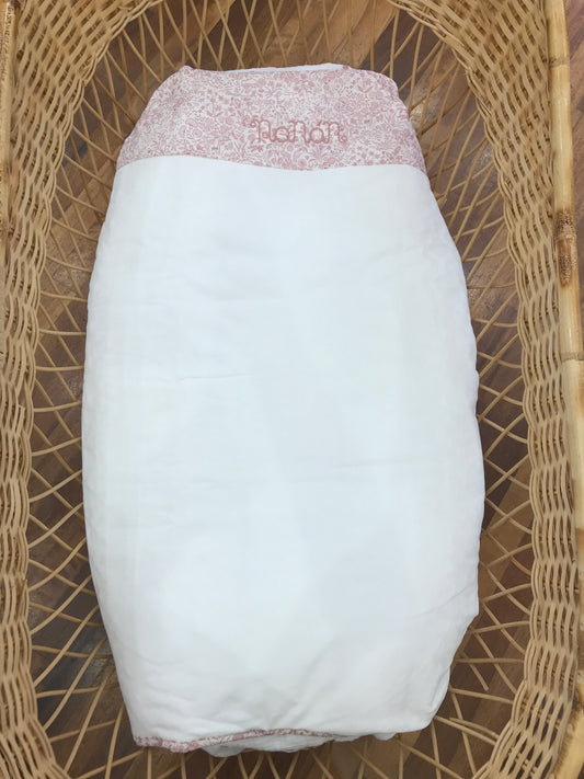 Coperta Nanan in caldo cotone bianco con bordo con rusche a fiori