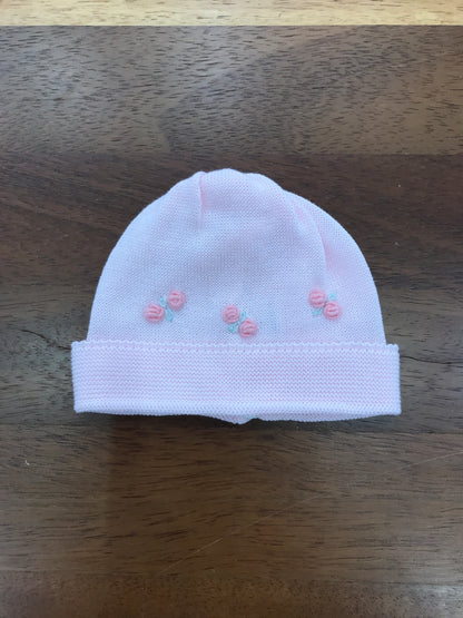 Cappello Baby Lord in filo rosa con risvolto con rose corallo ricamate sul davanti