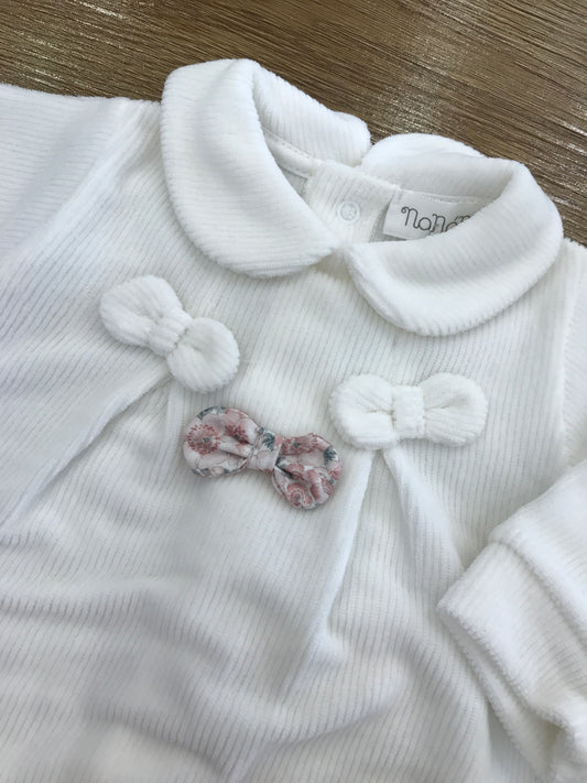 Tutina Nanan in ciniglia bianca intera con piccoli fiocchetti sul davanti ed uno floreale