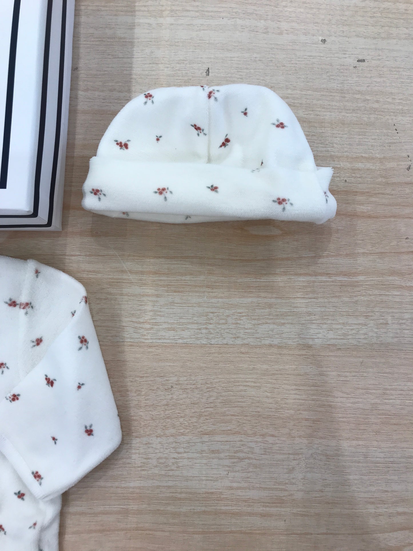 Set Petit Bateau in ciniglia bianco con fiorellini tutina intera con cappellino