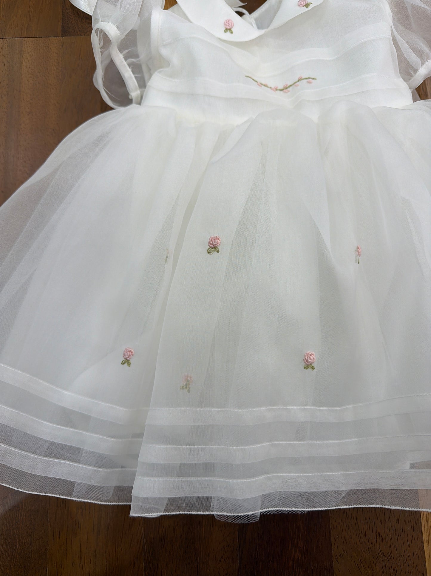 Abito Piccola Giuggiola in organza in seta panna con manichetta a sbuffo e roselline ricamate