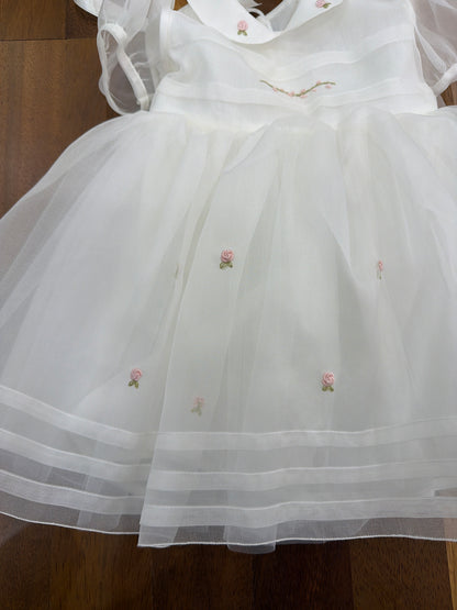 Abito Piccola Giuggiola in organza in seta panna con manichetta a sbuffo e roselline ricamate