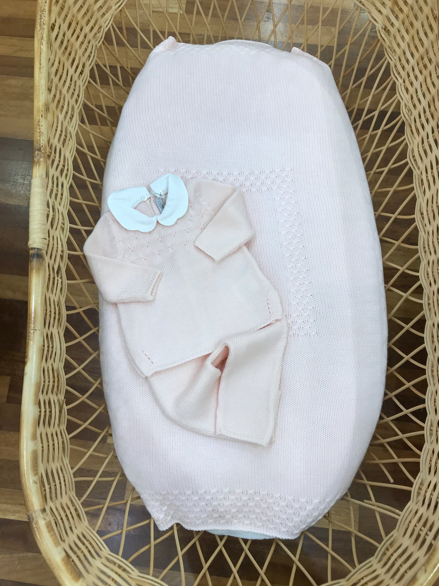 Coordinato nascita Colibrì in lana rosa con lavorazione a maglia su coperta e punto smock sul completino due pezzi