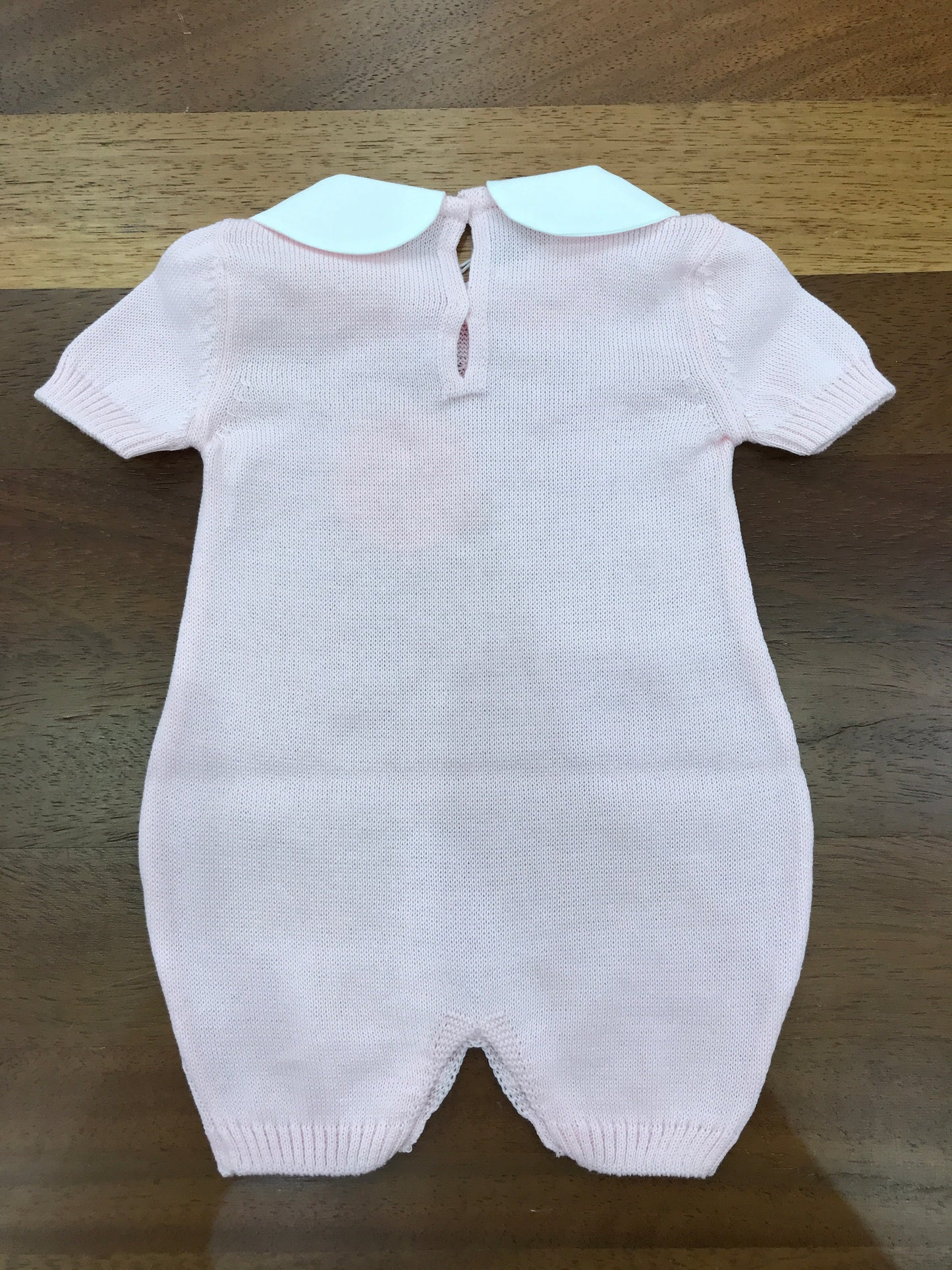 Pagliaccetto Baby Lord in filo rosa mezza manica con lavorazione di trecce sul davanti