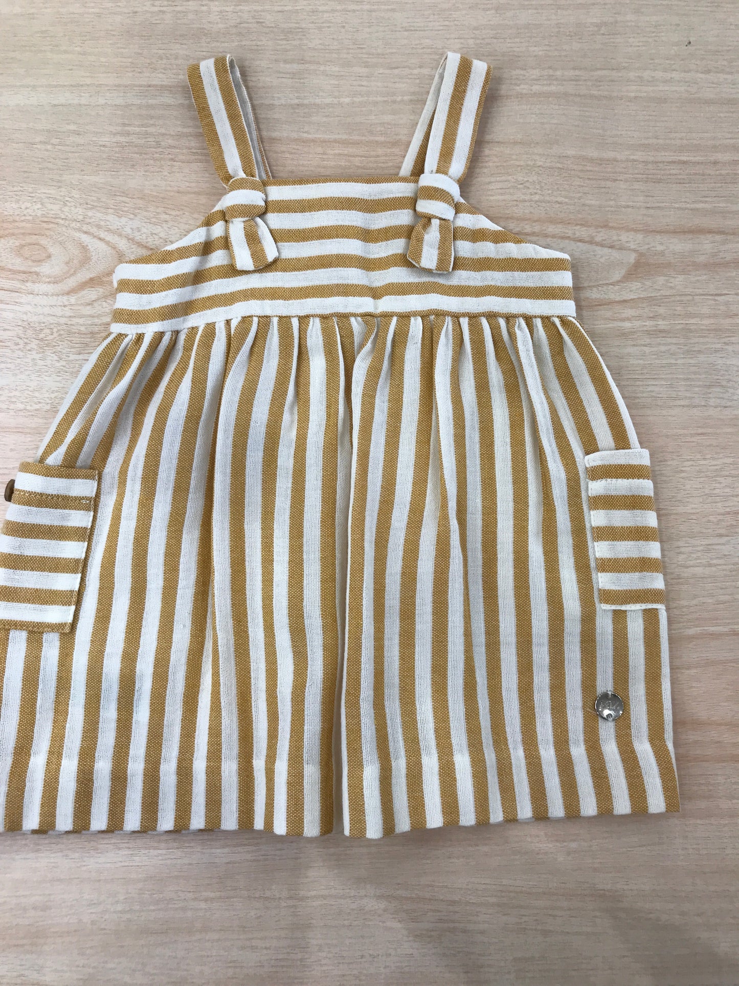 Abito Paz Rodriuguez in cotone con bretelle e taschine a righe bianche e giallo ocra
