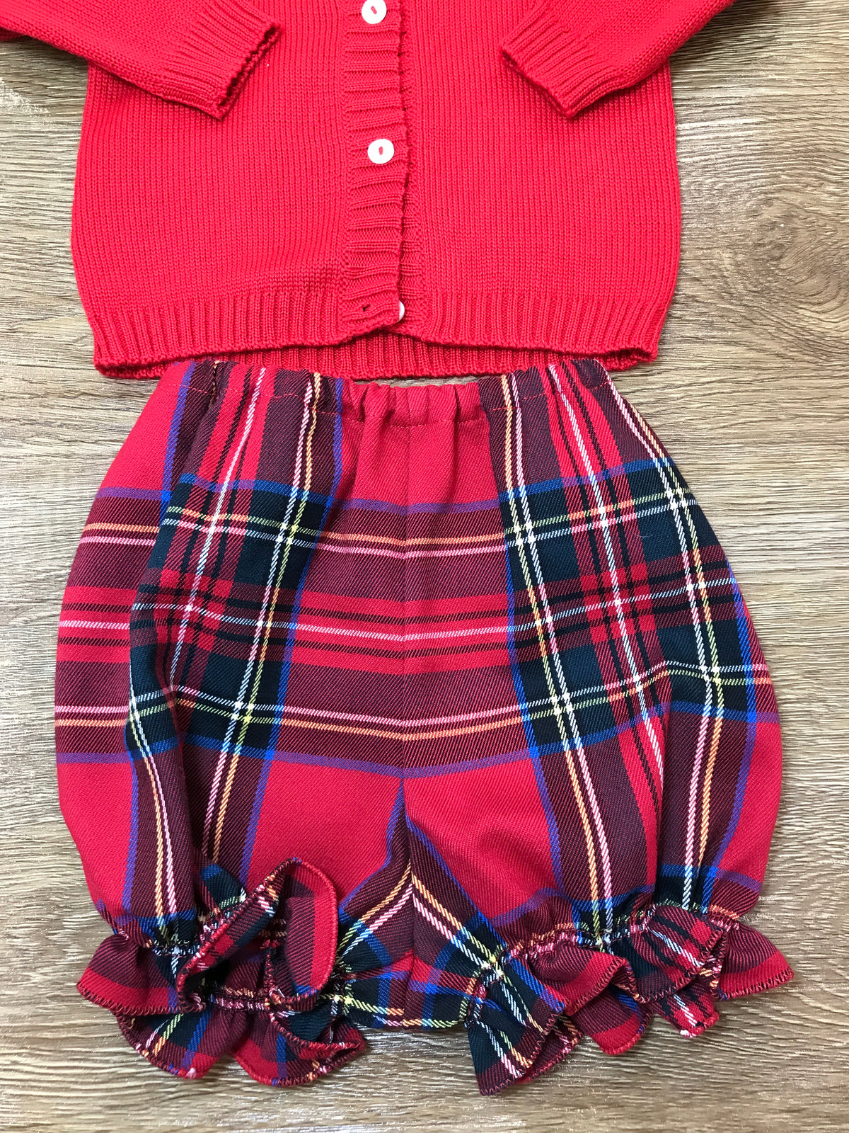 Completo Delizia Baby cardigan rosso con bottoncini e pantalone scozzese a sbuffo