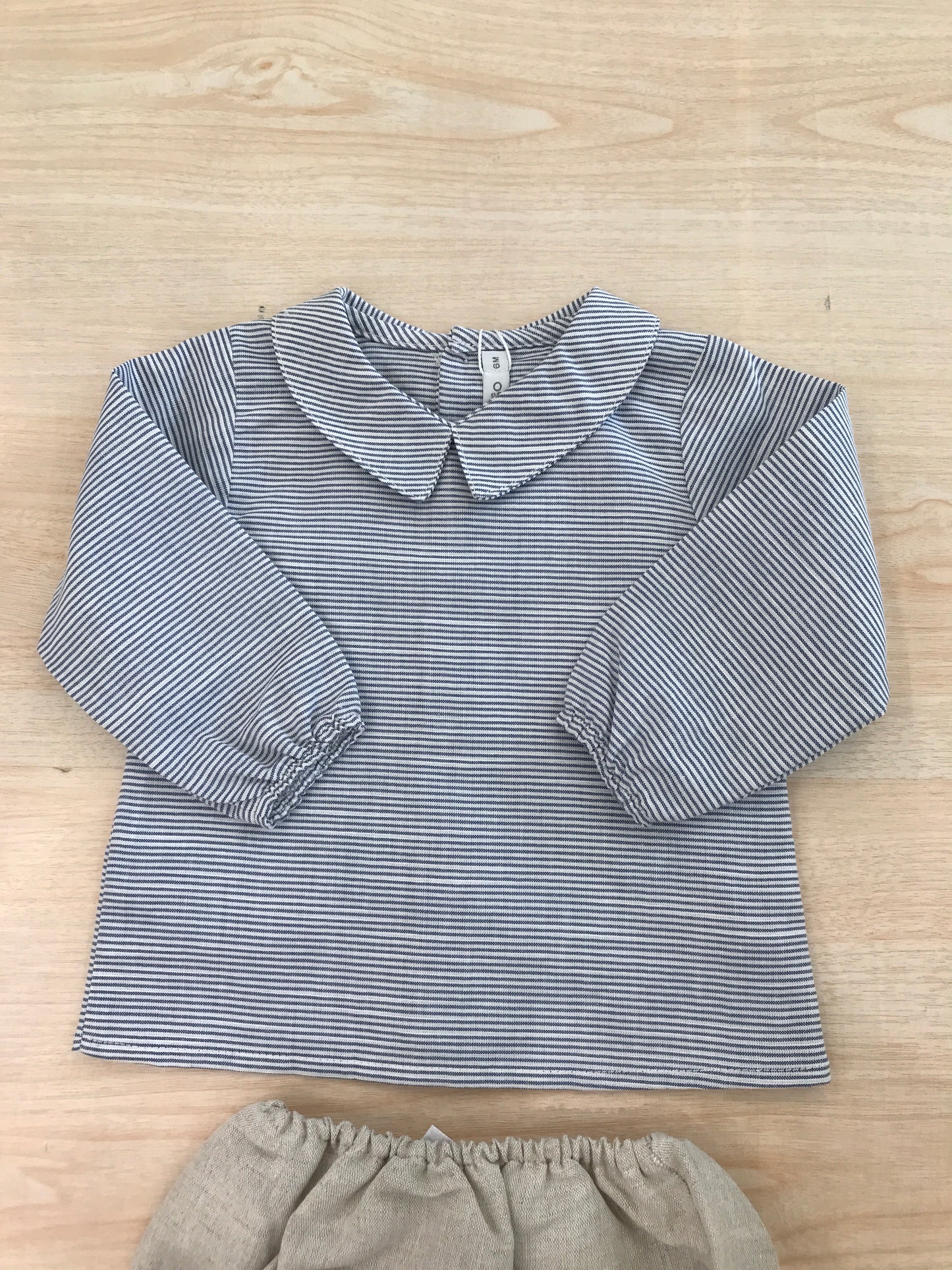 Completo Paloma De La O  in cotone camicia manica lunga con bottoncini sul retro a righe bianche e blu con culotte tortora