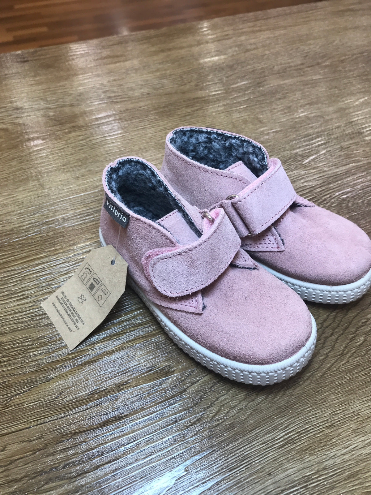 Scarpe Victoria in camoscio rosa con strappo e pelliccia all'interno