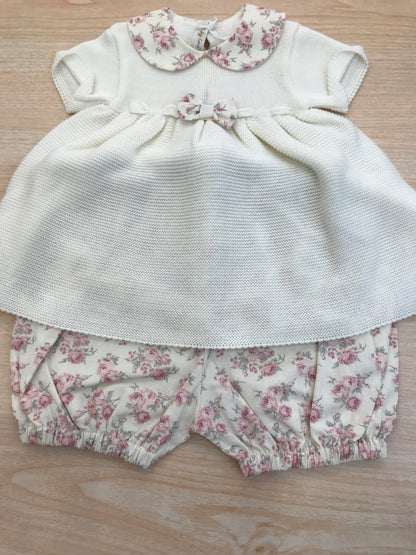 Completo Baby Lord in filo due pezzi mezza manica con collo con fiorellini con fiocchetto al centro e pantalone corto con fiorellini