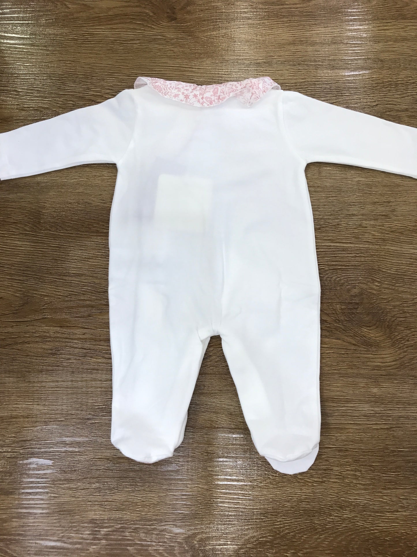 Tutina Nanan in caldo cotone intera con piedini chiusura sul davanti trasversale con colletto con rusche con cappello basico abbinato