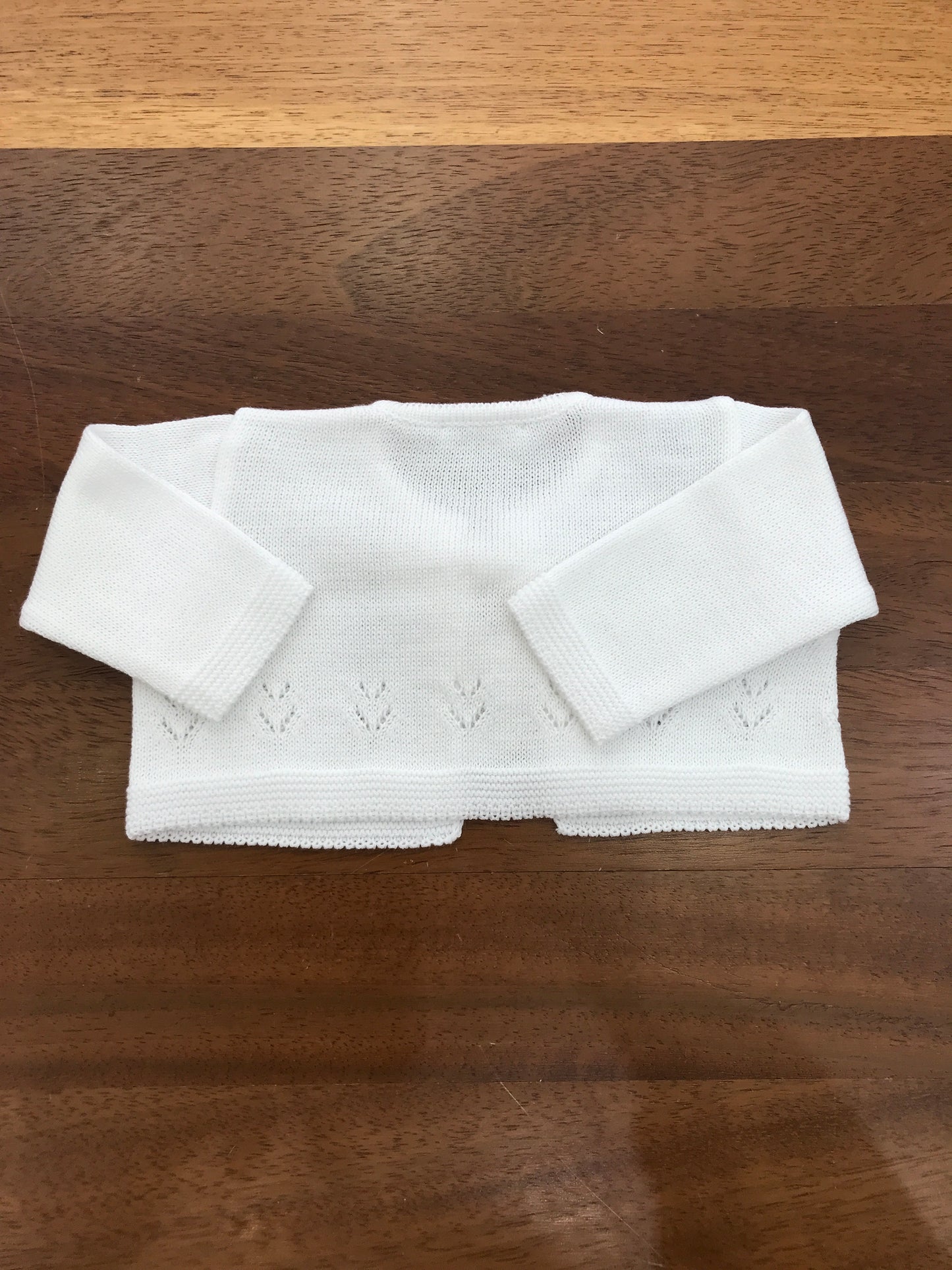 Cardigan Baby Lord in filo bianco manica lunga con fiocco e lavorazione sul davanti