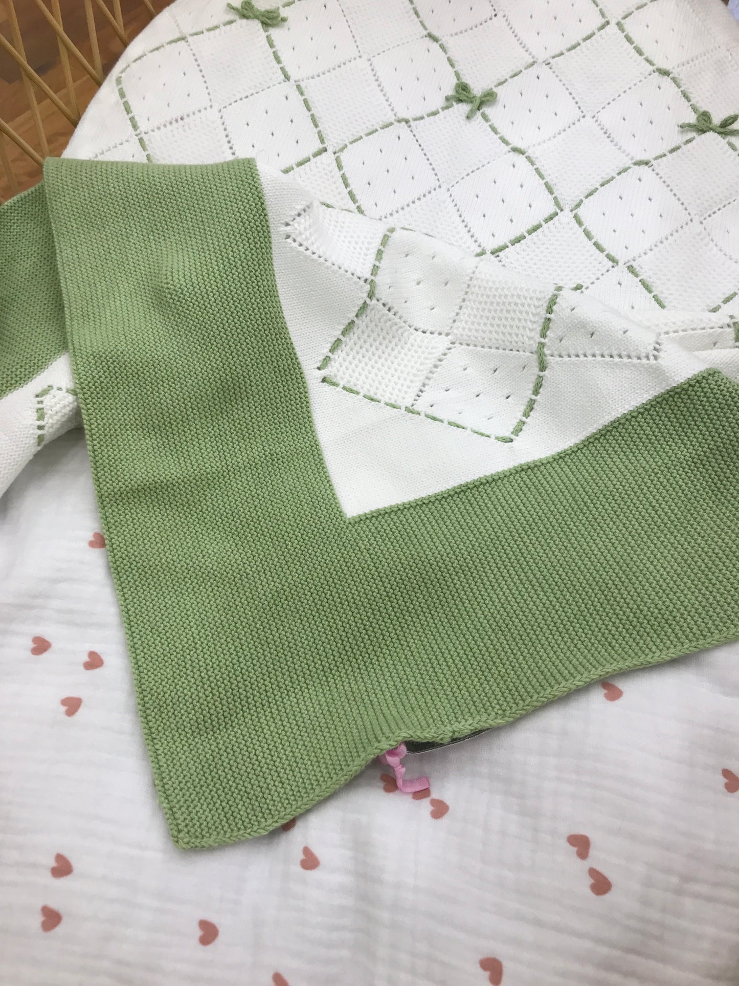 Coperta Colori Chiari in filo bianca e verde con decorazione a rombi con fiocchetti