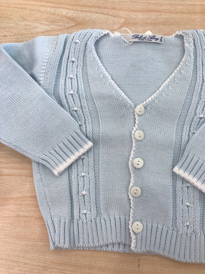 Cardigan Bebè di Almy in filo celeste rifinito in bianco con piccoli pois in rilievo