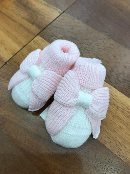 Babbucce Bebè di Almy in filo bianche con risvolto e fiocco rosa applicato sul davanti