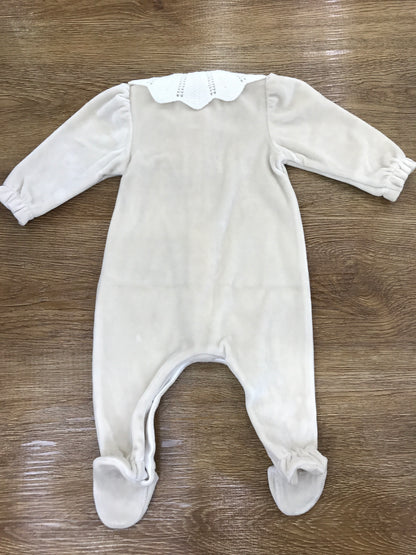 Tutina Paz Rodriguez in ciniglia intera beige con colletto in filo panna lavorato traforato