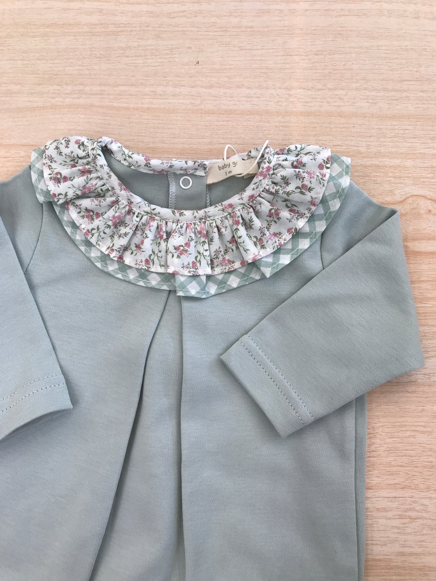 Tutina Baby Gi in cotone manica lunga gamba lunga con piedini decorati con fiori collo con doppia rusche a quadretti e floreale