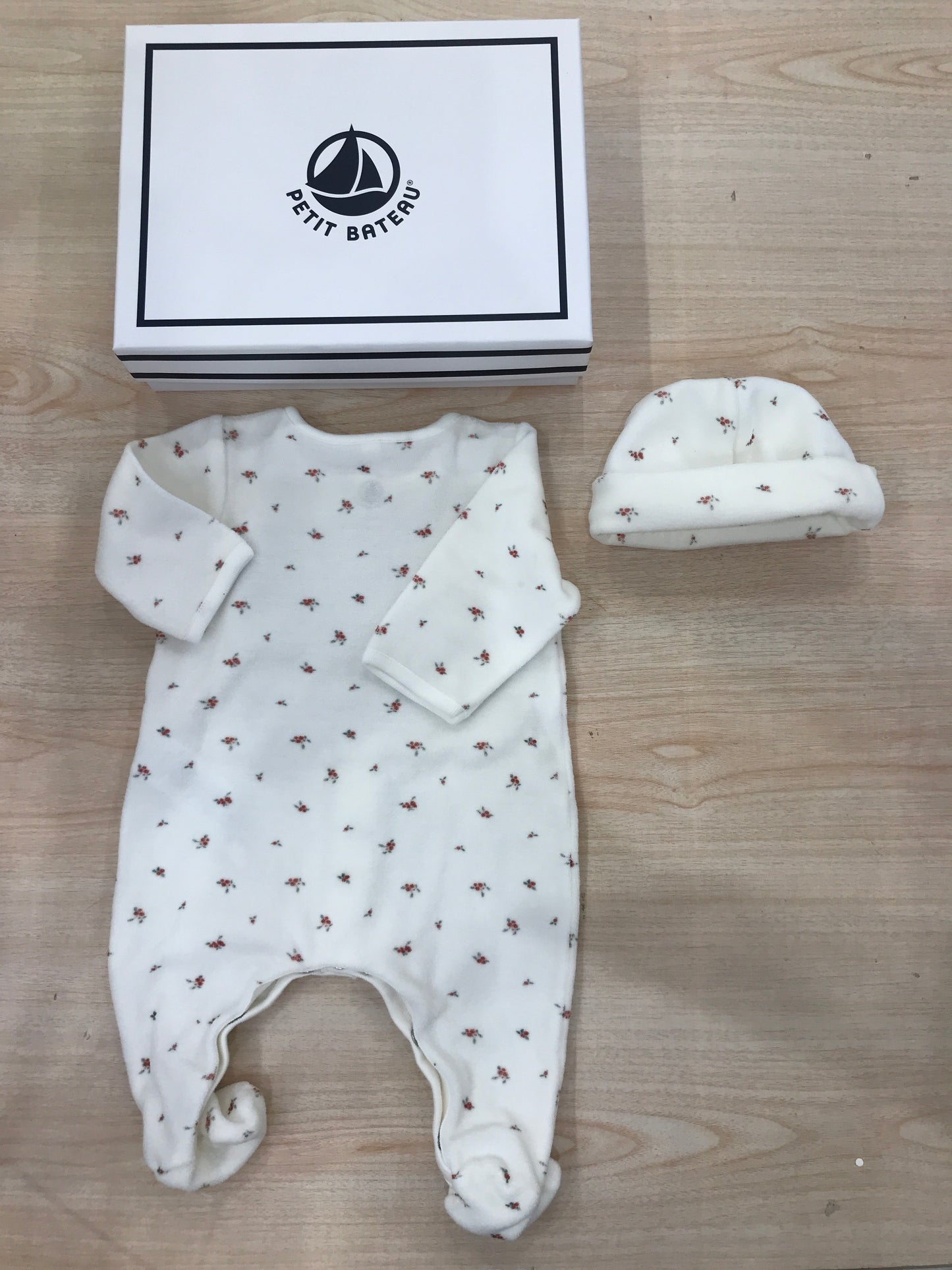 Set Petit Bateau in ciniglia bianco con fiorellini tutina intera con cappellino