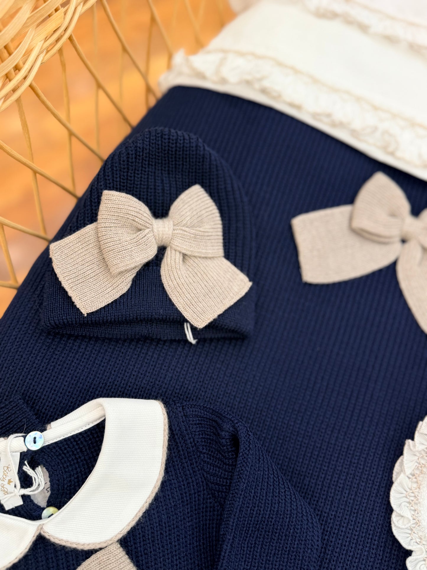 Coordinato Baby Lord a costa inglese in lana blu e tortora con fiocchi