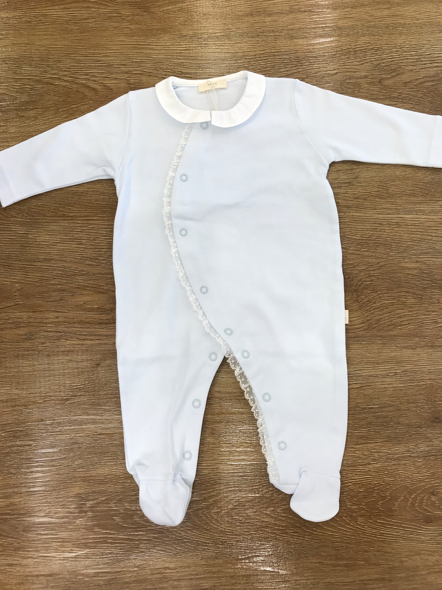 Tutina Baby Gi in cotone celeste aperta sul davanti con applicazione in pizzo