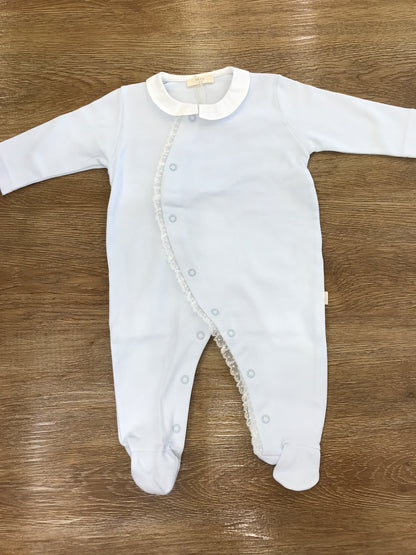 Tutina Baby Gi in cotone celeste aperta sul davanti con applicazione in pizzo