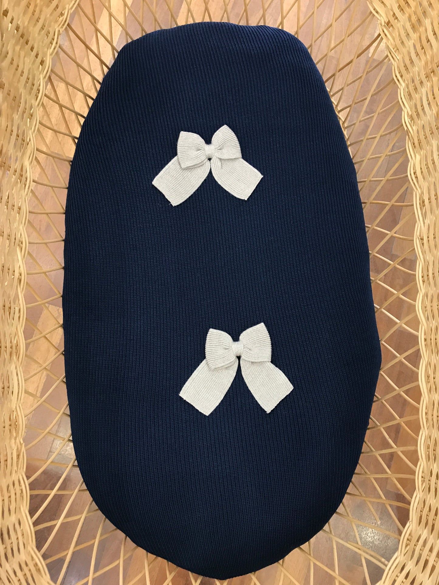 Coperta Baby Lord in lana a coste inglese blu scuro con doppio fiocco tortora centrale