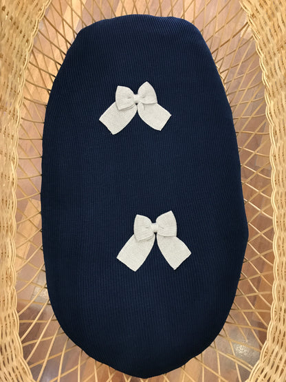 Coperta Baby Lord in lana a coste inglese blu scuro con doppio fiocco tortora centrale