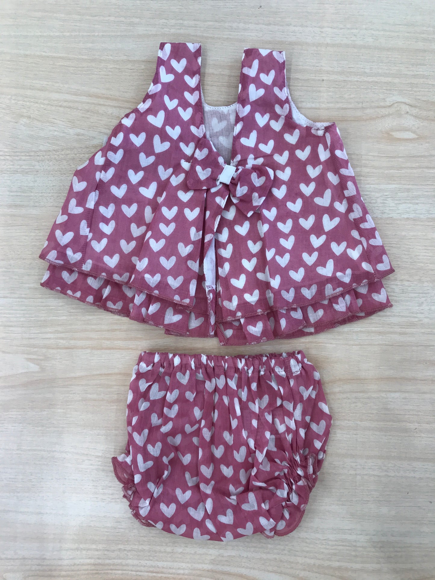 Abito Al Agua Patos in cotone smanicato con piccoli cuoricini ed un fiocchetto sul retro con  culotte abbinata