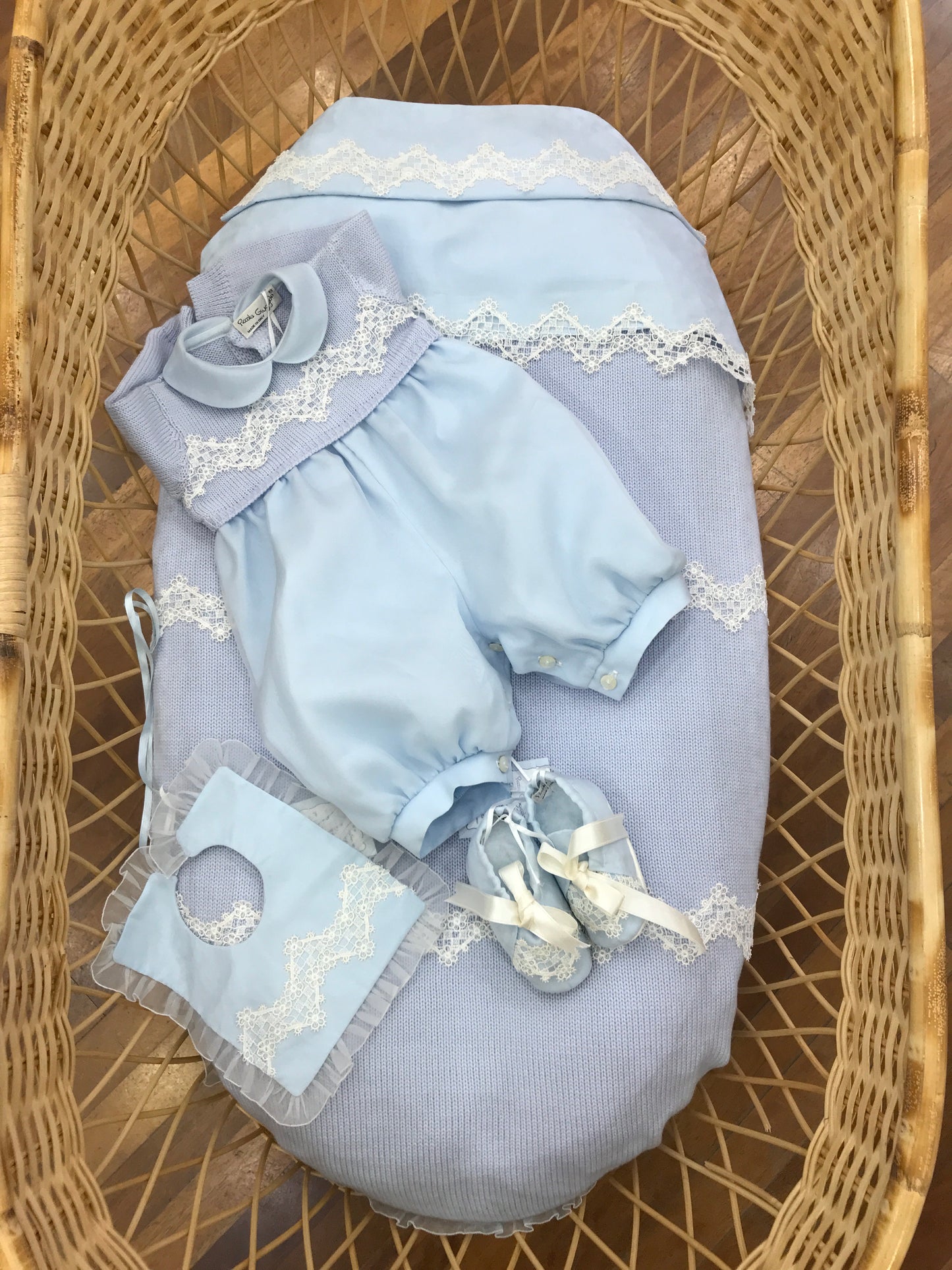 Coordinato Piccola Giuggiola nascita neonato in lana coperta con bordo con organza e centrale pizzo pagliaccetto corpetto in lana con pizzo e sotto organza