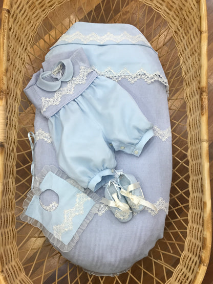 Coordinato Piccola Giuggiola nascita neonato in lana coperta con bordo con organza e centrale pizzo pagliaccetto corpetto in lana con pizzo e sotto organza