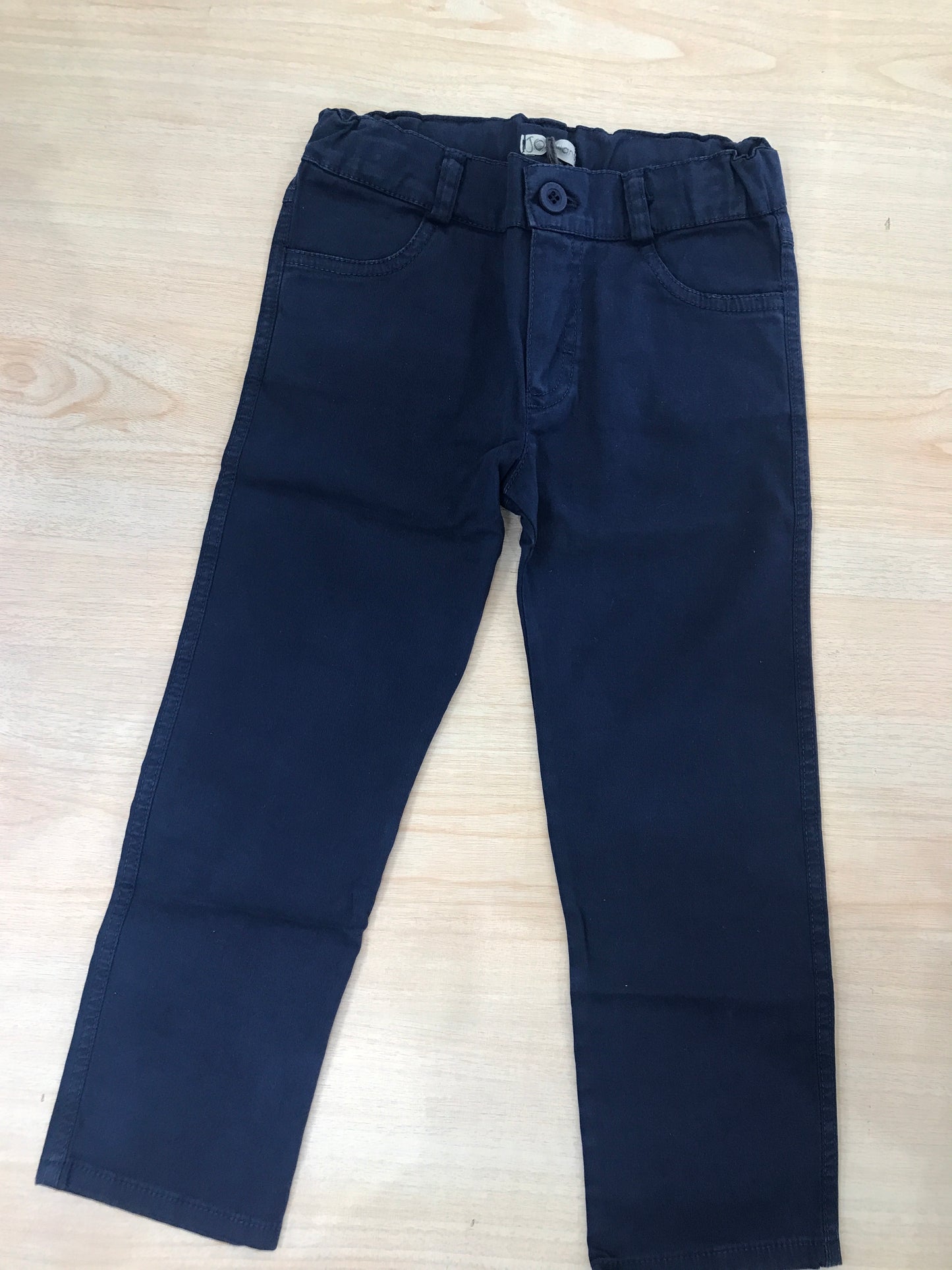 Pantalone Jo Milano blu scuro con bottoncino blu elastico in vita e tasche
