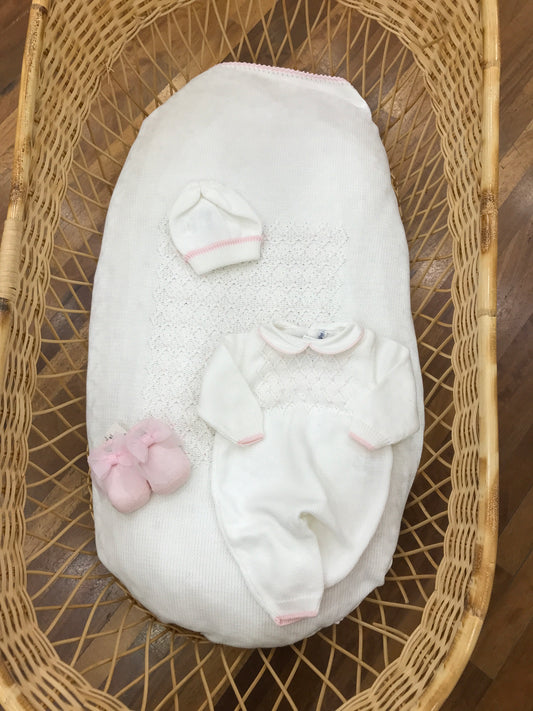 Coordinato nascita Bebè di Almy in filo bianco con punto smock rosa ricamato su tutina e coperta cappellino abbinato babbucce rosa con fiocco sul davanti