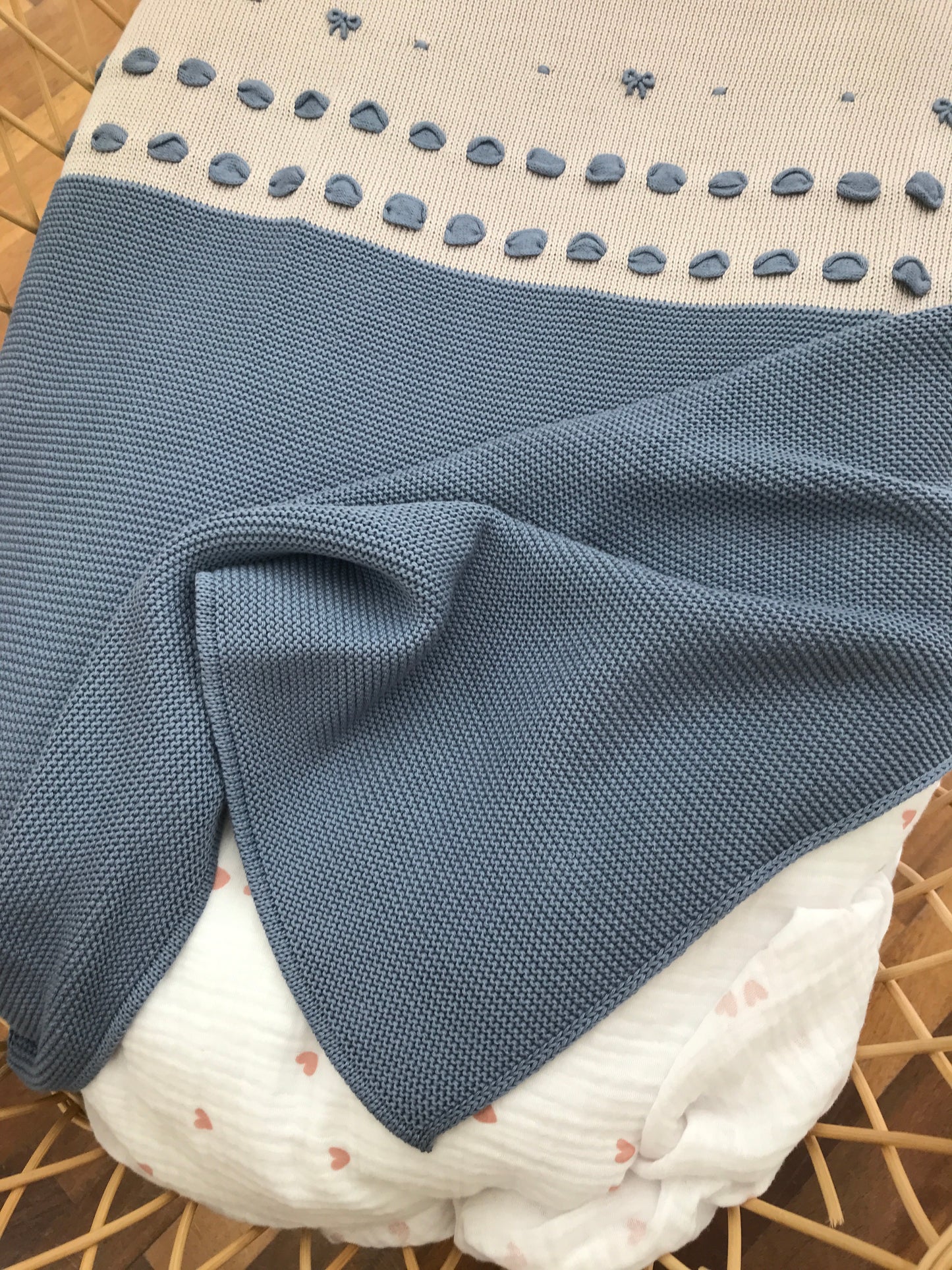 Coperta Baby Lord in filo tortora e avio con passanastro e fiocchetti ricamati a mano