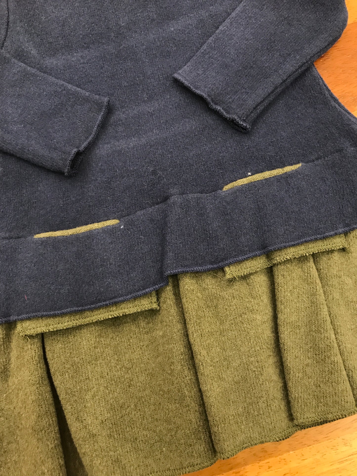 Abito Coccodè blu scuro manica lunga gonna plissettata verde con tasche sul davanti