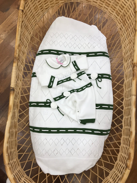 Coordinato nascita Colori Chiari in filo bianco con ricami in verde traforate coperta e tutina