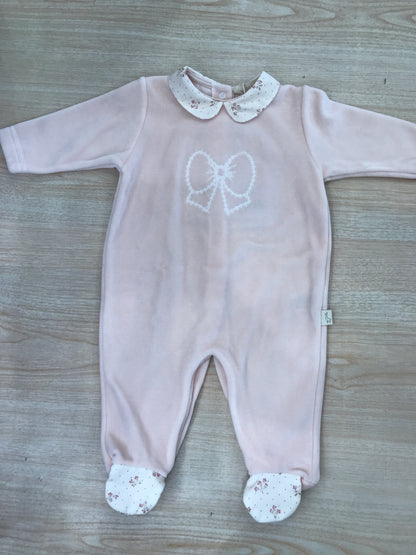 Tutina Baby Gi in ciniglia rosa pesca intera con fiocco ricamato al centro e colletto panna floreale