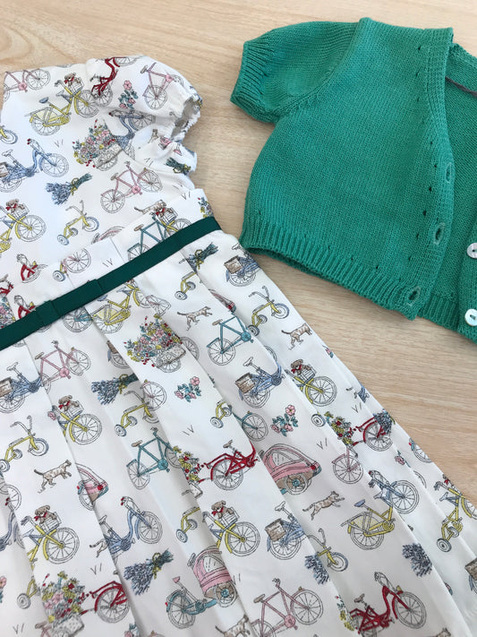 Abito Jo Milano in cotone mezza manica con pieghe e tanti piccoli disegni colorati con cardigan mezza manica in filo verde